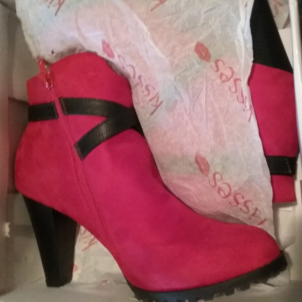 Kisses-Red Boots - Picture 3 of 5